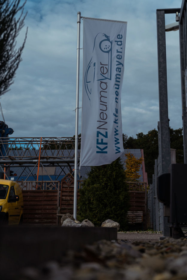 KFZ Neumayer Flagge